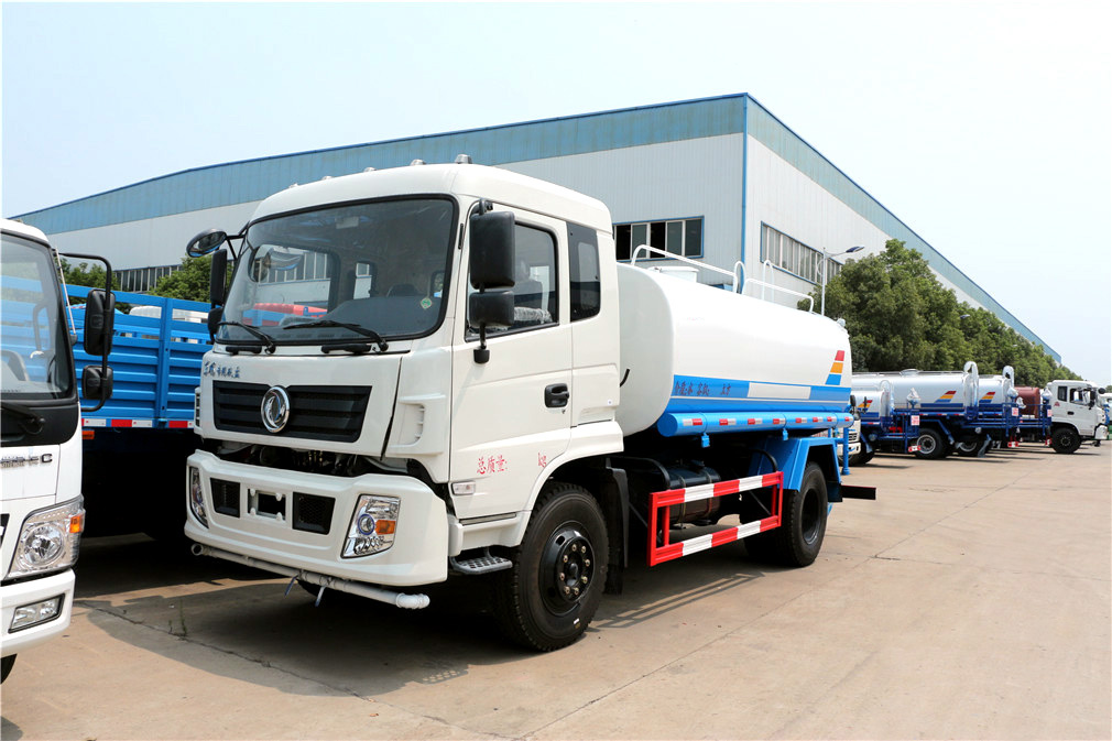 東風專底灑水車(12方)