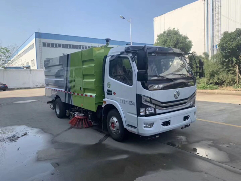 東風(fēng)大多利卡掃路車（2.5方水罐5方塵罐）