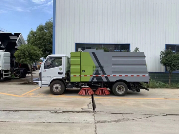 東風小多利卡掃路車(1.5方水罐,4方塵罐)