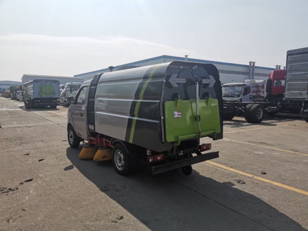 長安小型掃路車(0.5方水罐,1.5方塵罐)