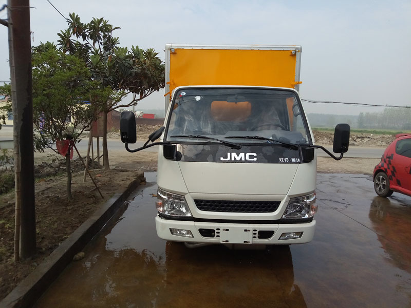 江鈴4.1米(藍(lán)牌)易燃固體廂式車