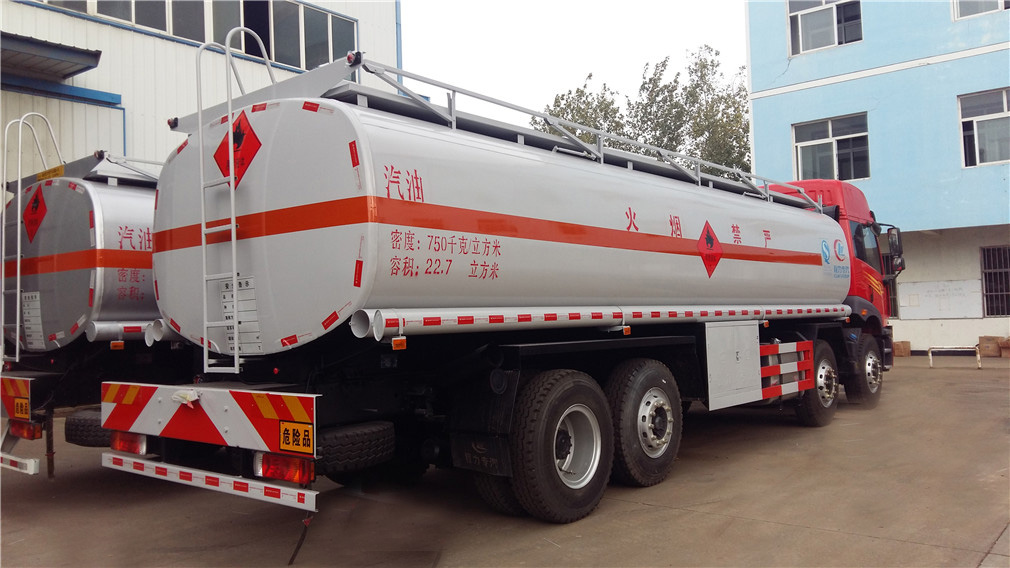 解放前四后六26.6方運油車