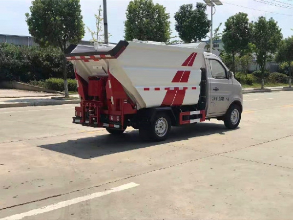 長安國六3.5方無泄漏后掛桶壓縮垃圾車