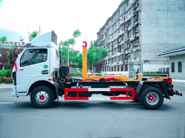 國(guó)六東風(fēng)多利卡8方車廂可卸式(鉤臂)垃圾車