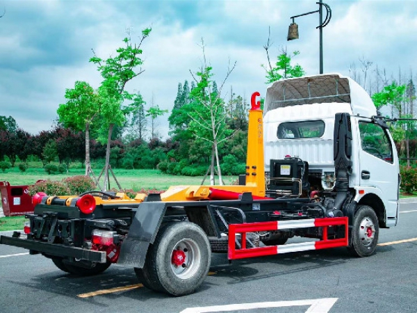 國(guó)六東風(fēng)多利卡8方車廂可卸式(鉤臂)垃圾車