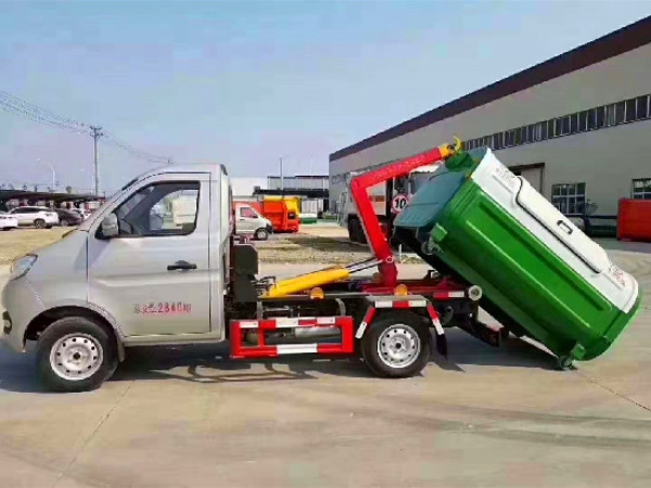 長(zhǎng)安國(guó)六汽油鉤臂(車(chē)廂可卸)式垃圾車(chē)(后單輪)3方