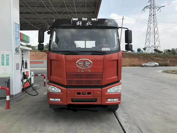 解放J6后八輪平板運輸車