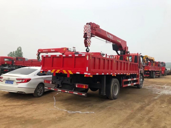 福田奧鈴8噸隨車吊貨廂6.05米