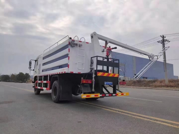 東風四驅光伏板清洗車，8方水罐