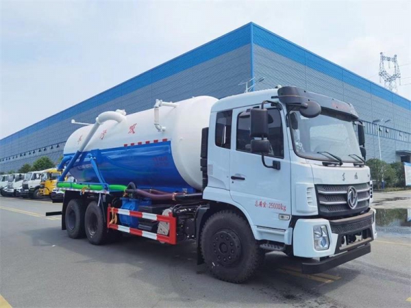 東風(fēng)D17后雙橋18方吸污車(chē),配水循環(huán)泵加10米吸污帶。