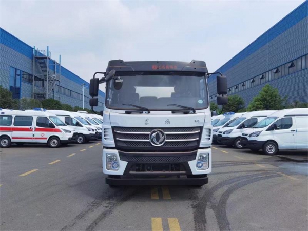 東風(fēng)D17后雙橋18方吸污車(chē),配水循環(huán)泵加10米吸污帶。