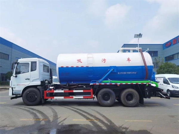 東風(fēng)D17后雙橋18方吸污車(chē),配水循環(huán)泵加10米吸污帶。