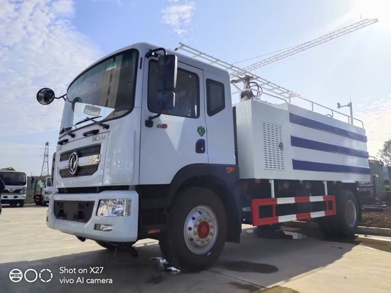 東風D9光伏板清洗車