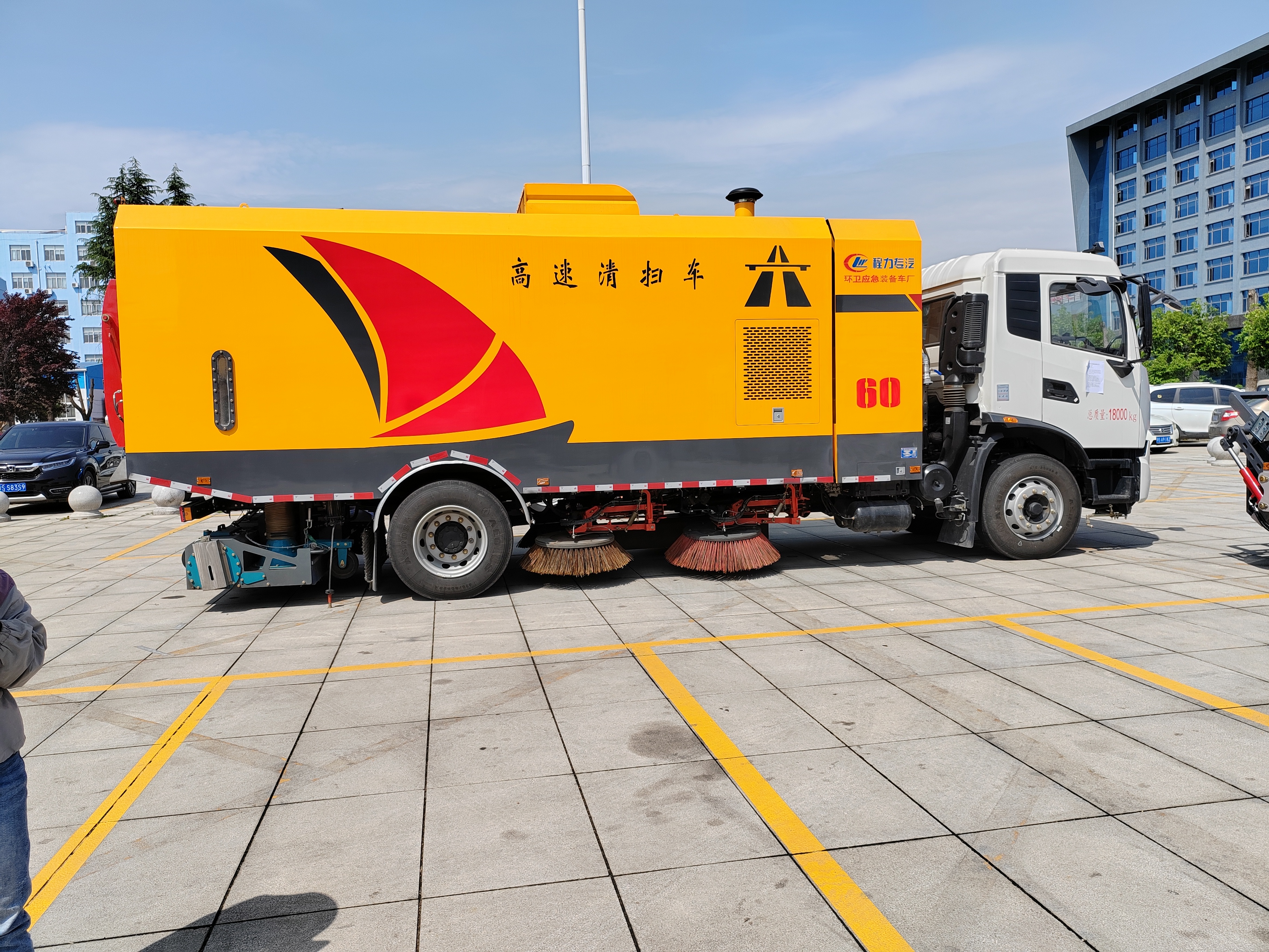 天錦高速清掃車(chē)